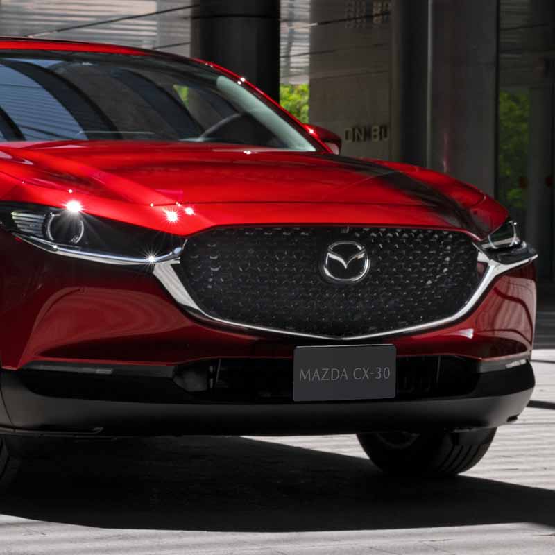 Vista frontal de la parrilla de la nueva Mazda CX-30 híbrida