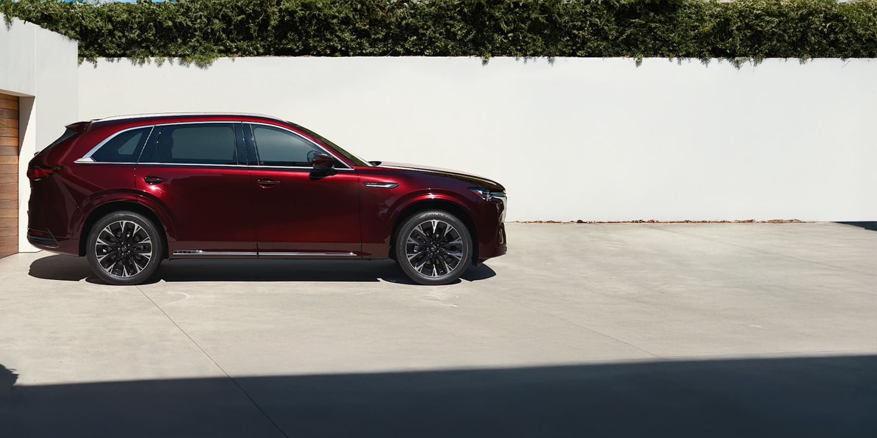 Mazda CX-60 en color blanco y color rojo